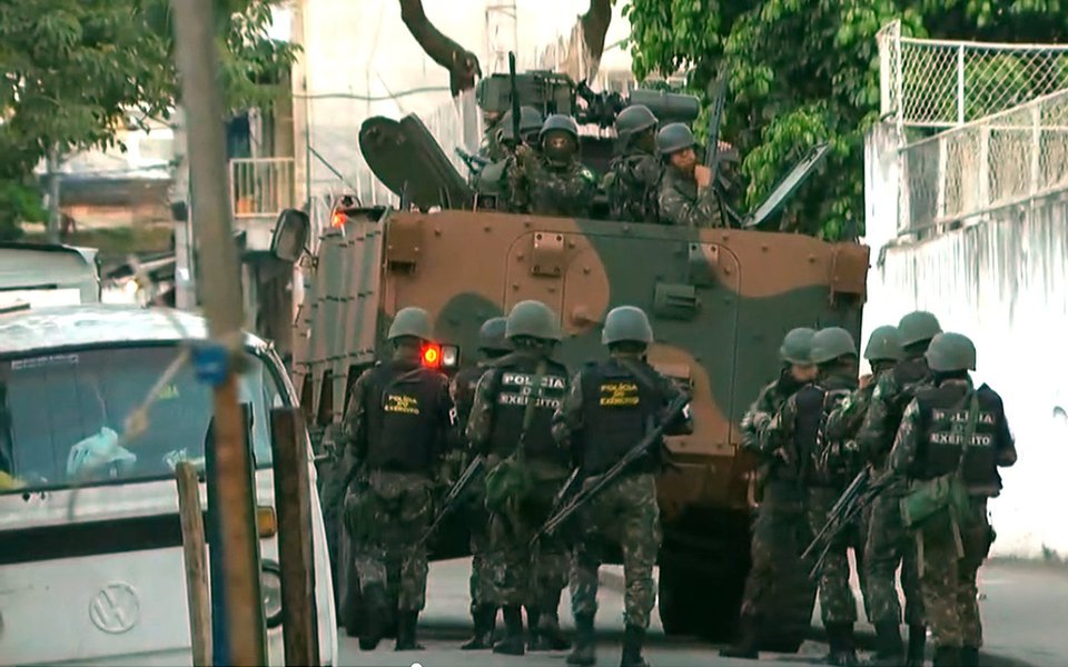 Policiais e agentes das Forças Armadas realizam uma operação para cumprir 31 mandados de prisão contra traficantes do Morro dos Macacos, na Zona Norte do Rio; o objetivo desarticular o tráfico de drogas na comunidade; o principal alvo é Leandro Nunes Botelho, o Scooby, considerado o chefe do tráfico de drogas na região; ele tem ligação nas disputas entre traficantes na comunidade da Rocinha, na Zona Sul do Rio
(Foto: Leonardo Lucena)
Policiais e agentes das Forças Armadas realizam uma operação para cumprir 31 mandados de prisão contra traficantes do Morro dos Macacos, na Zona Norte do Rio; o objetivo desarticular o tráfico de drogas na comunidade; o principal alvo é Leandro Nunes Botelho, o Scooby, considerado o chefe do tráfico de drogas na região; ele tem ligação nas disputas entre traficantes na comunidade da Rocinha, na Zona Sul do Rio
