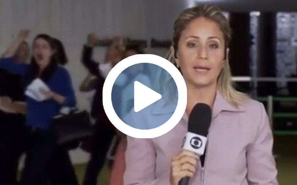 Durante uma entrada ao vivo da jornalista Gioconda Brasil, do Congresso Nacional, no Jornal Hoje, a emissora dos Marinho foi obrigada a transmitir o protesto de um grupo de mulheres que passou atrás da repórter e começou a gritar "Fora Temer"; assista (Foto: Gisele Federicce) Durante uma entrada ao vivo da jornalista Gioconda Brasil, do Congresso Nacional, no Jornal Hoje, a emissora dos Marinho foi obrigada a transmitir o protesto de um grupo de mulheres que passou atrás da repórter e começou a gritar "Fora Temer"; assista