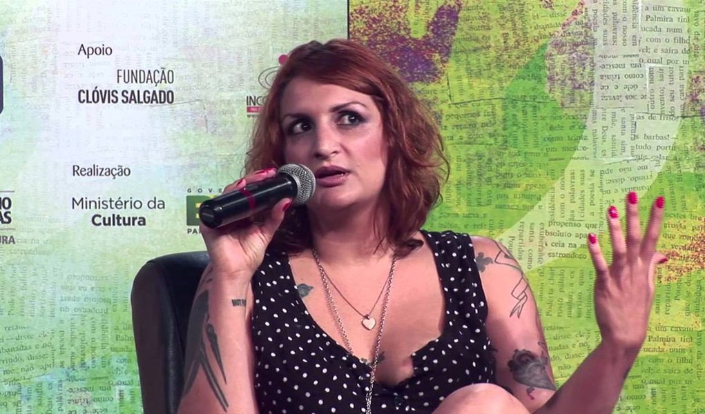 Em sua página no Facebook, a escritora Clara Averbuck denunciou uma tentativa de estupro sofrida por parte de um motorista do Uber no domingo à noite (27); a empresa decidiu banir o motorista envolvido no relato de estupro de Clara e afirmou que a Uber repudia qualquer tipo de violência contra mulheres (Foto: Charles Nisz) Em sua página no Facebook, a escritora Clara Averbuck denunciou uma tentativa de estupro sofrida por parte de um motorista do Uber no domingo à noite (27); a empresa decidiu banir o motorista envolvido no relato de estupro de Clara e afirmou que a Uber repudia qualquer tipo de violência contra mulheres