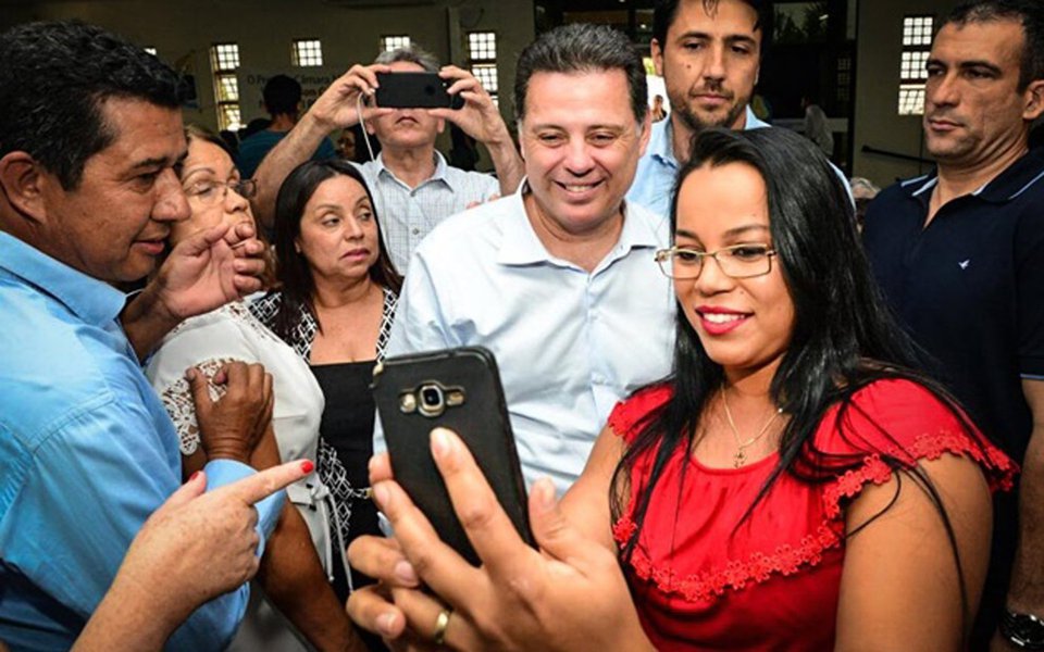 Em um dos maiores atos administrativos de anúncio e entrega de benefícios do rush do programa Goiás na Frente pelo Estado, o governador Marconi Perillo foi recebido em Hidrolândia por prefeitos de 34 municípios e mais de 2 mil pessoas da comunidade; prefeito Paulo Sérgio de Rezende (PSDB), o Paulinho, falou sobre a grande presença de prefeitos na reunião; "O senhor demonstra o quanto é municipalista, o quanto é preocupado com as causas dos municípios. Mesmo com as dificuldades que todo Brasil está atravessando, o senhor demonstra capacidade administrativa muito grande", declarou ele, que é também presidente da Associação Goiana dos Municípios (AGM). "Marconi mostra todos os dias sua preocupação com os municípios", disse. (Foto: Leonardo Lucena) Em um dos maiores atos administrativos de anúncio e entrega de benefícios do rush do programa Goiás na Frente pelo Estado, o governador Marconi Perillo foi recebido em Hidrolândia por prefeitos de 34 municípios e mais de 2 mil pessoas da comunidade; prefeito Paulo Sérgio de Rezende (PSDB), o Paulinho, falou sobre a grande presença de prefeitos na reunião; "O senhor demonstra o quanto é municipalista, o quanto é preocupado com as causas dos municípios. Mesmo com as dificuldades que todo Brasil está atravessando, o senhor demonstra capacidade administrativa muito grande", declarou ele, que é também presidente da Associação Goiana dos Municípios (AGM). "Marconi mostra todos os dias sua preocupação com os municípios", disse.