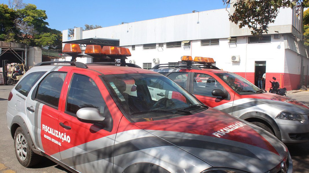 Uma força-tarefa do Comitê Interinstitucional de Recuperação de Ativos (CIRA), formada pela Secretaria de Estado de Fazenda, MPE, AGE e Polícia Civil, deflagrou a operação "Beija Lona", criada para desarticular um esquema de sonegação fiscal envolvendo empresas do setor de produção de lonas plásticas, sediadas em Ibirité e Contagem, cidades da Região Metropolitana de Belo Horizonte; levantamentos preliminares apontam que o prejuízo aos cofres públicos é superior a R$ 150 milhões em valores atualizados (Foto: Leonardo Lucena) Uma força-tarefa do Comitê Interinstitucional de Recuperação de Ativos (CIRA), formada pela Secretaria de Estado de Fazenda, MPE, AGE e Polícia Civil, deflagrou a operação "Beija Lona", criada para desarticular um esquema de sonegação fiscal envolvendo empresas do setor de produção de lonas plásticas, sediadas em Ibirité e Contagem, cidades da Região Metropolitana de Belo Horizonte; levantamentos preliminares apontam que o prejuízo aos cofres públicos é superior a R$ 150 milhões em valores atualizados
