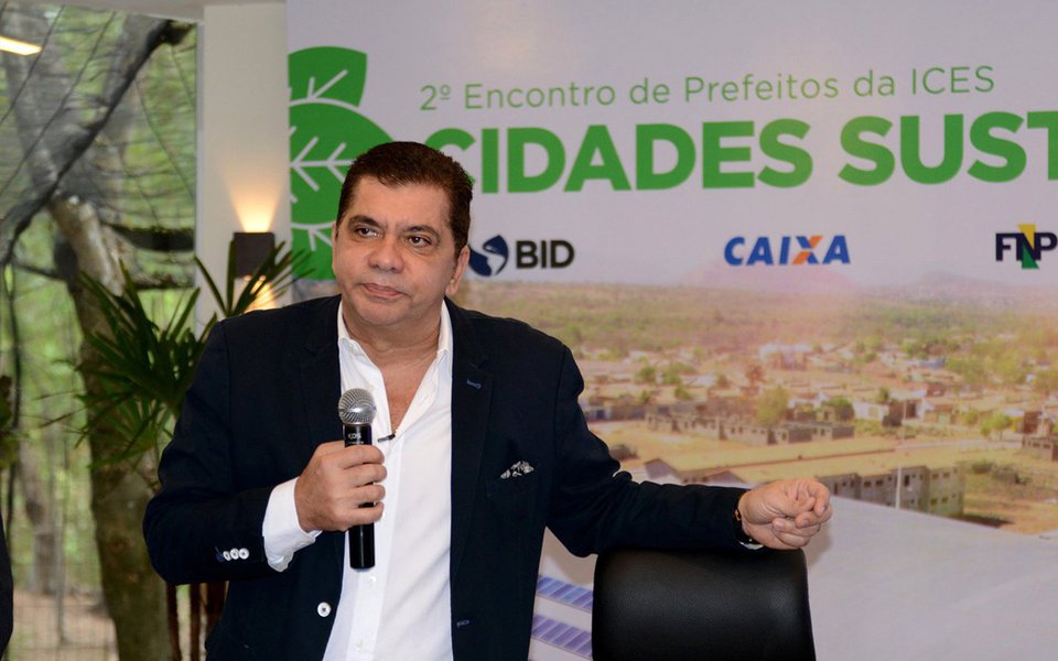 Após admitir a possibilidade de disputar o governo do Tocantins, o prefeito de Palmas, Carlos Amastha, voltou a atacar a gestão estadual. O chefe do executivo afirmou que o modelo de política e gestão do Tocantins está “esgotado”; “Me diga um projeto de estado neste momento? Não existe nenhum. Temos um Estado que está adoecendo. Estamos com as dores da terceira idade sem viver as delícias da juventude. O Tocantins está muito novo para estar com problemas de estados com 500 anos de criação”, disse. (Foto: Leonardo Lucena) Após admitir a possibilidade de disputar o governo do Tocantins, o prefeito de Palmas, Carlos Amastha, voltou a atacar a gestão estadual. O chefe do executivo afirmou que o modelo de política e gestão do Tocantins está “esgotado”; “Me diga um projeto de estado neste momento? Não existe nenhum. Temos um Estado que está adoecendo. Estamos com as dores da terceira idade sem viver as delícias da juventude. O Tocantins está muito novo para estar com problemas de estados com 500 anos de criação”, disse.