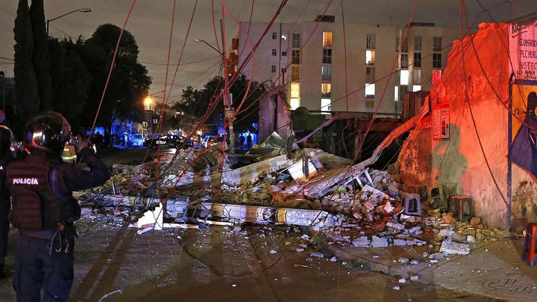 O Itamaraty informou que ainda não há registro de brasileiros entre as vítimas do terremoto no México, e que continuará acompanhando a situação, por meio do Consulado-Geral do Brasil na Cidade do México, em coordenação com a Divisão de Assistência Consular; "O governo brasileiro manifesta sua solidariedade aos feridos, ao povo e ao governo do México, bem como suas condolências aos familiares das vítimas fatais", diz ainda nota do Itamaraty (Foto: Romulo Faro) O Itamaraty informou que ainda não há registro de brasileiros entre as vítimas do terremoto no México, e que continuará acompanhando a situação, por meio do Consulado-Geral do Brasil na Cidade do México, em coordenação com a Divisão de Assistência Consular; "O governo brasileiro manifesta sua solidariedade aos feridos, ao povo e ao governo do México, bem como suas condolências aos familiares das vítimas fatais", diz ainda nota do Itamaraty