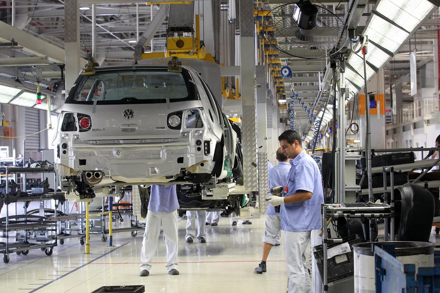 O número de trabalhadores ocupados em empreendimentos de grande porte (com 50 trabalhadores ou mais) caiu 29% em relação a 2015, aponta Pesquisa Nacional por Amostra de Domicílio Contínua (Pnad Contínua 2012-2016) - Características Adicionais do Mercado de Trabalho, divulgada pelo IBGE; em 2012, eram no total 72,4 milhões pessoas ocupadas, número que saltou para 75 milhões em 2015, vindo posteriormente a cair para os 73,7 milhões do ano passado – o último ano da pesquisa (Foto: Gisele Federicce) O número de trabalhadores ocupados em empreendimentos de grande porte (com 50 trabalhadores ou mais) caiu 29% em relação a 2015, aponta Pesquisa Nacional por Amostra de Domicílio Contínua (Pnad Contínua 2012-2016) - Características Adicionais do Mercado de Trabalho, divulgada pelo IBGE; em 2012, eram no total 72,4 milhões pessoas ocupadas, número que saltou para 75 milhões em 2015, vindo posteriormente a cair para os 73,7 milhões do ano passado – o último ano da pesquisa