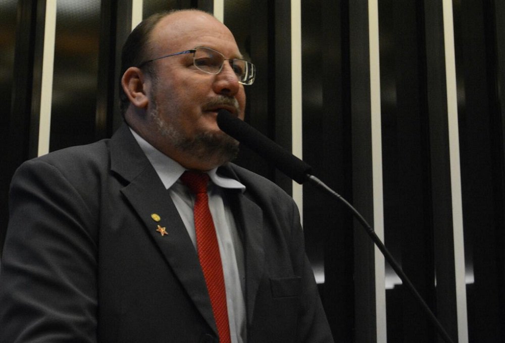 Um ano depois da sessão que votou pela admissibilidade do processo de impeachment da presidenta deposta Dilma Rousseff, o deputado federal João Daniel (PT/SE) lembrou que tudo que ele já dizia na tribuna da Câmara, desde os dias que antecederam a votação, está agora acontecendo;“Nós prevíamos tudo aquilo, que não era a retirada do mandato da presidenta Dilma. Era o início da fome do capital nacional e internacional sobre os direitos da classe trabalhadora e a acumulação de mais lucros daqueles que não conseguem se imaginar se não for com mais e mais lucros às custas do suor dos trabalhadores”, avaliou (Foto: José Barbacena) Um ano depois da sessão que votou pela admissibilidade do processo de impeachment da presidenta deposta Dilma Rousseff, o deputado federal João Daniel (PT/SE) lembrou que tudo que ele já dizia na tribuna da Câmara, desde os dias que antecederam a votação, está agora acontecendo;“Nós prevíamos tudo aquilo, que não era a retirada do mandato da presidenta Dilma. Era o início da fome do capital nacional e internacional sobre os direitos da classe trabalhadora e a acumulação de mais lucros daqueles que não conseguem se imaginar se não for com mais e mais lucros às custas do suor dos trabalhadores”, avaliou