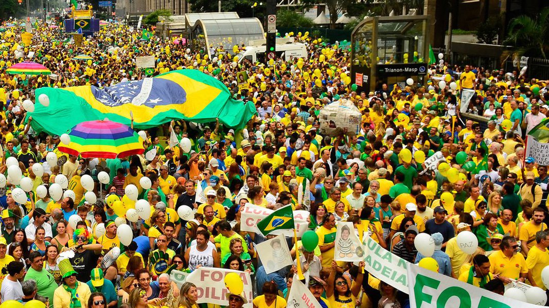 Temos uma divisão profunda da sociedade brasileira, revelando uma fissura sem precedentes que, por algum caminho, terá de ser recosturada. Nossa alternativa é justamente alguma forma de articulação de interesses comuns para evitar a tragédia de convulsões sociais ou mesmo de uma guerra civil que agravem ainda mais a situação de derretimento geral das instituições republicanas (Foto: Jose Carlos de Assis) Temos uma divisão profunda da sociedade brasileira, revelando uma fissura sem precedentes que, por algum caminho, terá de ser recosturada. Nossa alternativa é justamente alguma forma de articulação de interesses comuns para evitar a tragédia de convulsões sociais ou mesmo de uma guerra civil que agravem ainda mais a situação de derretimento geral das instituições republicanas