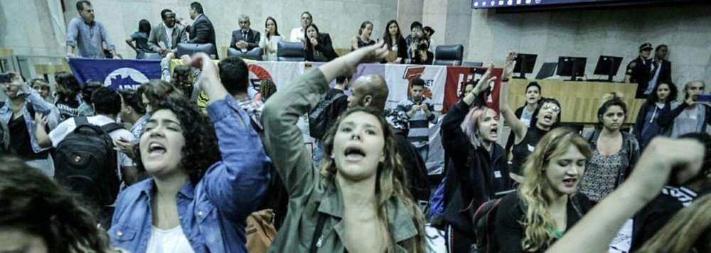 Estamos num momento crucial da história. Apesar do cansaço, do desânimo, da Globo, temos que lutar, lutar e lutar e derrotar a quadrilha que se assenhorou do poder. Não há outra alternativa (Foto: Edison Brito) Estamos num momento crucial da história. Apesar do cansaço, do desânimo, da Globo, temos que lutar, lutar e lutar e derrotar a quadrilha que se assenhorou do poder. Não há outra alternativa