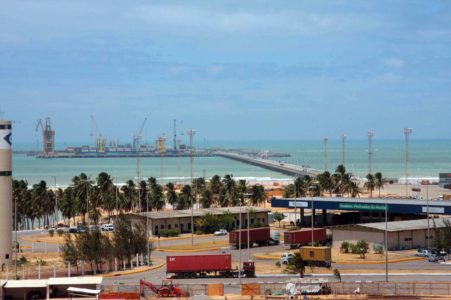 De janeiro a julho de 2017, as exportações cearenses atingiram um montante de US$ 1,13 bilhão, o que representa um crescimento de 101,8% em relação ao mesmo período do ano passado. As importações registraram um total de US$ 1,32 bilhão, apresentando queda de 51,42% nos sete primeiros meses do ano (Foto: Rodrigo Rocha) De janeiro a julho de 2017, as exportações cearenses atingiram um montante de US$ 1,13 bilhão, o que representa um crescimento de 101,8% em relação ao mesmo período do ano passado. As importações registraram um total de US$ 1,32 bilhão, apresentando queda de 51,42% nos sete primeiros meses do ano
