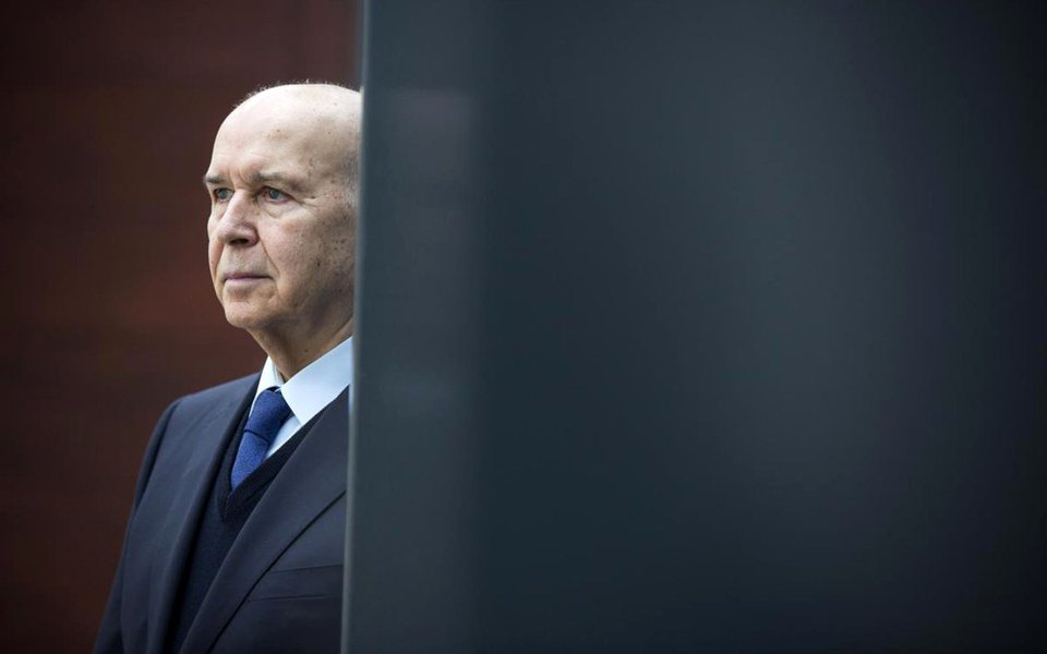 Para o professores da Universidade de Coimbra José Joaquim Gomes Canotilho (foto) e Nuno Brandão, os acordos de delação premiada firmados pelo ex-diretor da Petrobras Paulo Roberto Costa e pelo doleiro Alberto Youssef na operação Lava Jato são "ostensivamente ilegais e inconstitucionais" e, por isso, não devem ser aceitos por Portugal, sob pena de se "atentar contra a ordem pública" do Estado lusitano; reportagem do portal Conjur (Foto: Paulo Emílio) Para o professores da Universidade de Coimbra José Joaquim Gomes Canotilho (foto) e Nuno Brandão, os acordos de delação premiada firmados pelo ex-diretor da Petrobras Paulo Roberto Costa e pelo doleiro Alberto Youssef na operação Lava Jato são "ostensivamente ilegais e inconstitucionais" e, por isso, não devem ser aceitos por Portugal, sob pena de se "atentar contra a ordem pública" do Estado lusitano; reportagem do portal Conjur