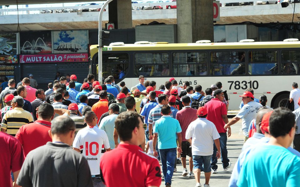 Uma greve-relâmpago, organizada por rodoviários, pegou de surpresa os moradores do Distrito Federal; devido à falta de circulação de ônibus, o trânsito ficou bem mais intenso no sentido Plano Piloto, e as paradas de ônibus lotadas; a categoria pede reajuste salarial de 10% (Foto: Leonardo Lucena) Uma greve-relâmpago, organizada por rodoviários, pegou de surpresa os moradores do Distrito Federal; devido à falta de circulação de ônibus, o trânsito ficou bem mais intenso no sentido Plano Piloto, e as paradas de ônibus lotadas; a categoria pede reajuste salarial de 10%