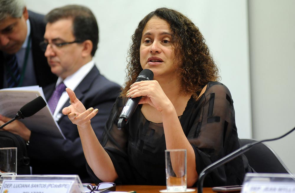 Deputada Luciana Santos (PCdoB-PE) afirmou que a divulgação da conversa em que Temer avaliza a compra do silêncio de Eduardo Cunha prova que o seu governo não tem condições políticas e morais para continuar; "A única forma de recolocar o Brasil nos trilhos do desenvolvimento e de devolver a esperança ao nosso povo é a realização de eleições diretas. A palavra precisa ser dada à população para que ela, de forma livre e soberana, aponte os rumos que o Brasil deve tomar", afirmou (Foto: Aquiles Lins) Deputada Luciana Santos (PCdoB-PE) afirmou que a divulgação da conversa em que Temer avaliza a compra do silêncio de Eduardo Cunha prova que o seu governo não tem condições políticas e morais para continuar; "A única forma de recolocar o Brasil nos trilhos do desenvolvimento e de devolver a esperança ao nosso povo é a realização de eleições diretas. A palavra precisa ser dada à população para que ela, de forma livre e soberana, aponte os rumos que o Brasil deve tomar", afirmou