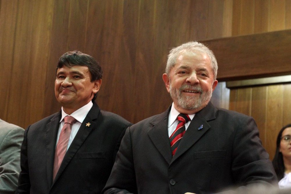 O governador do Piauí, Wellington Dias, não teve tempo nem de descer do avião, ao retornar de Salvador, e já está negociando com as principais lideranças do PT, para elaborar a agenda do ex-presidente Lula em Teresina, prevista para o início de setembro; pesquisa DataPoder 360 apontou que o ex-presidente Lula lidera, com 32% dos votos, seguido pelo deputado federal Jair Bolsonaro (PSC-RJ), com 25%, e pelo governador de São Paulo, Geraldo Alckmin (PSDB), com 4% (Foto: Leonardo Lucena) O governador do Piauí, Wellington Dias, não teve tempo nem de descer do avião, ao retornar de Salvador, e já está negociando com as principais lideranças do PT, para elaborar a agenda do ex-presidente Lula em Teresina, prevista para o início de setembro; pesquisa DataPoder 360 apontou que o ex-presidente Lula lidera, com 32% dos votos, seguido pelo deputado federal Jair Bolsonaro (PSC-RJ), com 25%, e pelo governador de São Paulo, Geraldo Alckmin (PSDB), com 4%