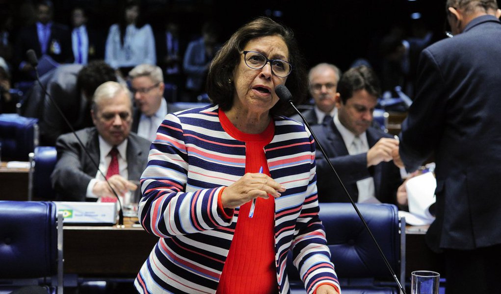 Líder do PSB no Senado, Lídice da Mata (BA), usou as redes sociais para comentar a votação da segunda denúncia contra Michel Temer, acusado de obstrução da Justiça e organização criminosa pela PGR; segundo ela, 'o maior desejo do povo brasileiro é colocar Michel Temer para fora da Presidência da República'; Lídice disse, ainda, que o "ilegítimo" se livrou (da primeira denúncia), após uma negociação com deputados, liberando recursos que são do povo brasileiro, através de emendas parlamentares e entregas de cargos, além de "negociar com ruralistas portaria que dificulta o combate escravo no Brasil" (Foto: Paulo Emílio) Líder do PSB no Senado, Lídice da Mata (BA), usou as redes sociais para comentar a votação da segunda denúncia contra Michel Temer, acusado de obstrução da Justiça e organização criminosa pela PGR; segundo ela, 'o maior desejo do povo brasileiro é colocar Michel Temer para fora da Presidência da República'; Lídice disse, ainda, que o "ilegítimo" se livrou (da primeira denúncia), após uma negociação com deputados, liberando recursos que são do povo brasileiro, através de emendas parlamentares e entregas de cargos, além de "negociar com ruralistas portaria que dificulta o combate escravo no Brasil"