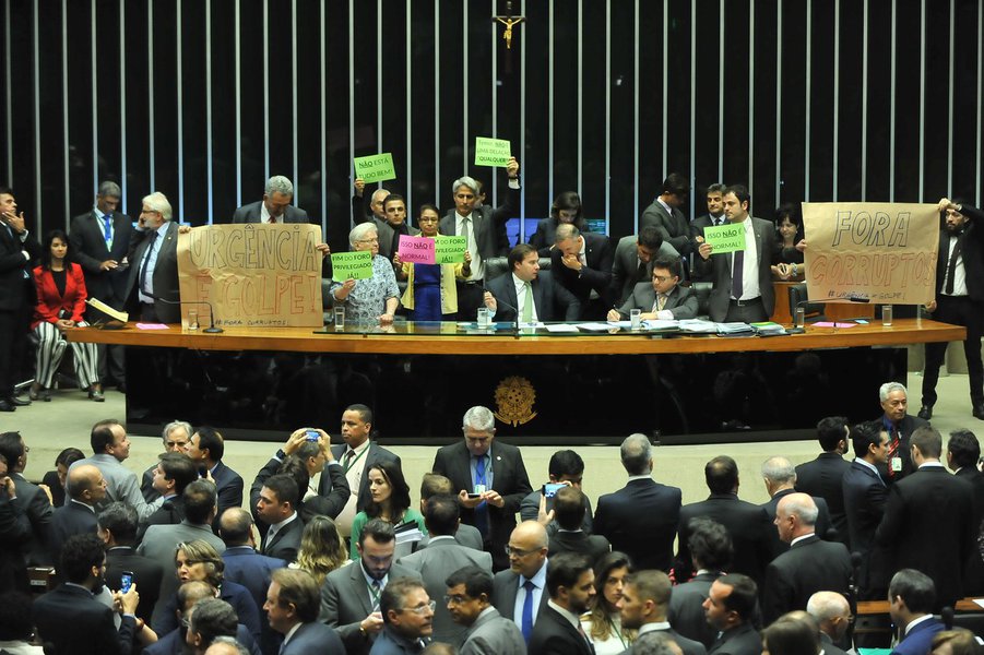 O Plenário da Câmara dos Deputados rejeitou, por insuficiência de votos, o requerimento de urgência para o projeto de lei da reforma trabalhista (PL 6787/16); eram necessários 257 votos favoráveis, mas o requerimento obteve apenas 230 votos e 163 contrários (Foto: Aquiles Lins) O Plenário da Câmara dos Deputados rejeitou, por insuficiência de votos, o requerimento de urgência para o projeto de lei da reforma trabalhista (PL 6787/16); eram necessários 257 votos favoráveis, mas o requerimento obteve apenas 230 votos e 163 contrários
