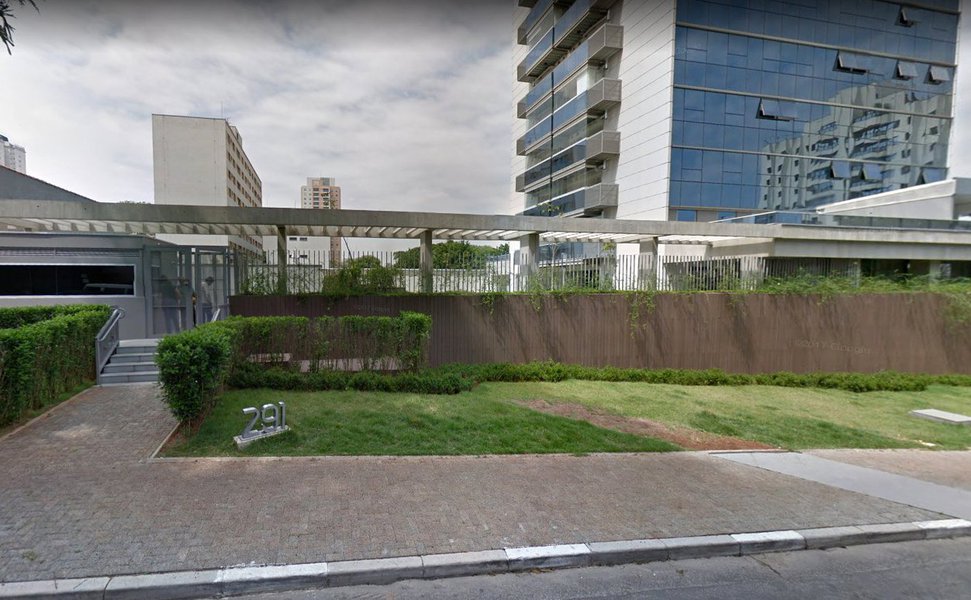 Vídeo publicado pela vereadora paulistana Juliana Cardoso (PT-SP) mostra que a empresa Sinergia, fabricante da ração humana que o prefeito João Doria quer servir nas escolas, está registrada em um endereço residencial; nesta quinta (19), o Ministério Público paulista instaurou procedimento para apurar o uso da ração humana na merenda escolar e nos centros de acolhida para população em situação de rua; “Estou curiosa para entender o que é essa farinha e a gente chega aqui e não existe a empresa, é um prédio residencial", diz Juliana, no vídeo (Foto: Charles Nisz) Vídeo publicado pela vereadora paulistana Juliana Cardoso (PT-SP) mostra que a empresa Sinergia, fabricante da ração humana que o prefeito João Doria quer servir nas escolas, está registrada em um endereço residencial; nesta quinta (19), o Ministério Público paulista instaurou procedimento para apurar o uso da ração humana na merenda escolar e nos centros de acolhida para população em situação de rua; “Estou curiosa para entender o que é essa farinha e a gente chega aqui e não existe a empresa, é um prédio residencial", diz Juliana, no vídeo