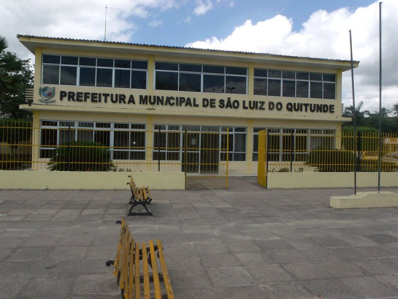 Depois de Delmiro Gouveia, União dos Palmares e Santa Luzia do Norte, a prefeitura de São Luís do Quitunde, no Litoral Norte de Alagoas, decidiu exonerar quase todos os ocupantes de cargos comissionados; decreto municipal também determina a rescisão – por prazo determinado - dos contratos celebrados entre o Município e terceiros e revoga todas as gratificações concedidas (Foto: Voney Malta) Depois de Delmiro Gouveia, União dos Palmares e Santa Luzia do Norte, a prefeitura de São Luís do Quitunde, no Litoral Norte de Alagoas, decidiu exonerar quase todos os ocupantes de cargos comissionados; decreto municipal também determina a rescisão – por prazo determinado - dos contratos celebrados entre o Município e terceiros e revoga todas as gratificações concedidas