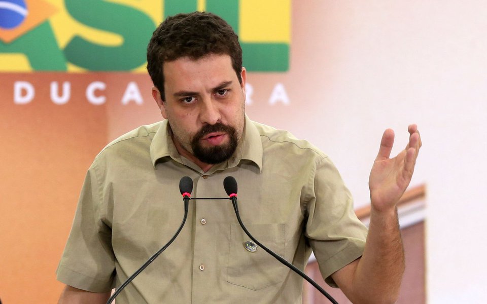 Lançamento esta semana da plataforma vamosmudar, pela Frente Povo Sem Medo, gerou a especulação de a iniciativa fosse o embrião de um novo partido, liderado por Guilherme Boulos, do TST, segundo Boulos, o objetivo não tem relação com 2018, mas com um projeto de país "para as próximas décadas"; "O que parece que incomoda é que a gente está tentando criar pontes entre pessoas de esquerda que não estão acostumadas a dialogar. E aí tem gente que não gosta que este diálogo se construa", afirmou Boulos ao blog do jornalista Renato Rovai (Foto: Paulo Emílio) Lançamento esta semana da plataforma vamosmudar, pela Frente Povo Sem Medo, gerou a especulação de a iniciativa fosse o embrião de um novo partido, liderado por Guilherme Boulos, do TST, segundo Boulos, o objetivo não tem relação com 2018, mas com um projeto de país "para as próximas décadas"; "O que parece que incomoda é que a gente está tentando criar pontes entre pessoas de esquerda que não estão acostumadas a dialogar. E aí tem gente que não gosta que este diálogo se construa", afirmou Boulos ao blog do jornalista Renato Rovai