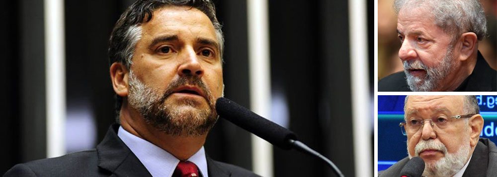 Deputado denuncia vazamento na imprensa de um depoimento secreto e sigiloso antes mesmo de ele ter acontecido; o jornal Valor Econômico e o site O Antagonista publicaram que Léo Pinheiro, da OAS, "afirmará que a propriedade do apartamento 164-A do edifício Solaris, no Guarujá, é mesmo do ex-presidente Luiz Inácio Lula da Silva"; o ex-executivo da empreiteira tem depoimento marcado para esta tarde com o juiz Sergio Moro; "Isso é criminoso e revelador, de que é um depoimento pré-combinado. É uma farsa, que tem um único objetivo: criar provas que nunca apareceram para justificar uma condenação ilegal de um presidente como Lula", afirma Pimenta (Foto: Gisele Federicce) Deputado denuncia vazamento na imprensa de um depoimento secreto e sigiloso antes mesmo de ele ter acontecido; o jornal Valor Econômico e o site O Antagonista publicaram que Léo Pinheiro, da OAS, "afirmará que a propriedade do apartamento 164-A do edifício Solaris, no Guarujá, é mesmo do ex-presidente Luiz Inácio Lula da Silva"; o ex-executivo da empreiteira tem depoimento marcado para esta tarde com o juiz Sergio Moro; "Isso é criminoso e revelador, de que é um depoimento pré-combinado. É uma farsa, que tem um único objetivo: criar provas que nunca apareceram para justificar uma condenação ilegal de um presidente como Lula", afirma Pimenta