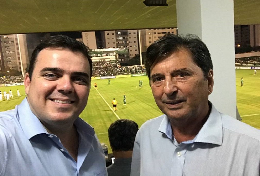 Os prefeitos do PMDB goiano não estão lá muito empolgados com o cenário envolvendo Michel Temer, alvo de denúncias acusado de cometer diversos crimes; em entrevista à coluna Giro, de O Popular, o prefeito de Aparecida de Goiânia, Gustavo Mendanha, demonstrou pouco entusiasmo com Temer. "A situação está cada vez mais difícil para o presidente. A saída de Sandro Mabel foi mais uma prova disso", afirmou Mendanha "Espero apenas que, em caso de novas eleições (diretas ou não), o próximo presidente não pense só na sua reeleição em 2018 e promova as reformas necessárias ao País", disse (Foto: José Barbacena) Os prefeitos do PMDB goiano não estão lá muito empolgados com o cenário envolvendo Michel Temer, alvo de denúncias acusado de cometer diversos crimes; em entrevista à coluna Giro, de O Popular, o prefeito de Aparecida de Goiânia, Gustavo Mendanha, demonstrou pouco entusiasmo com Temer. "A situação está cada vez mais difícil para o presidente. A saída de Sandro Mabel foi mais uma prova disso", afirmou Mendanha "Espero apenas que, em caso de novas eleições (diretas ou não), o próximo presidente não pense só na sua reeleição em 2018 e promova as reformas necessárias ao País", disse