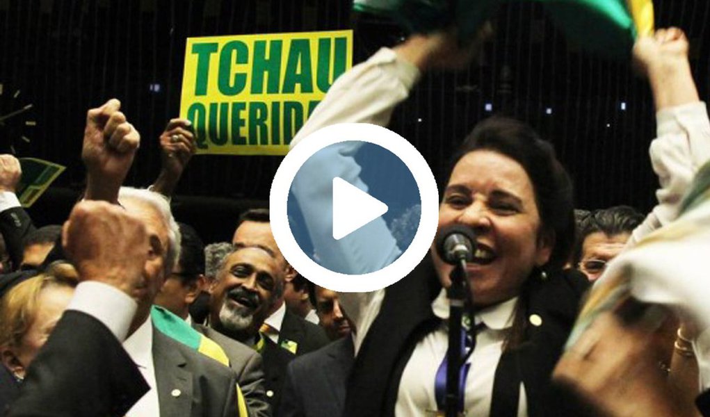 Vídeo editado pelo PT, partido da então presidente Dilma Rousseff, que foi deposta por um golpe parlamentar há exatamente um ano, mostra a dedicação do voto de dezenas de deputados - em nome de um novo Brasil, contra a corrupção, pela família e por Deus - que posteriormente votaram a favor de medidas que retiram direitos dos trabalhadores, como a PEC do Teto dos Gastos e o projeto da terceirização (Foto: Gisele Federicce) Vídeo editado pelo PT, partido da então presidente Dilma Rousseff, que foi deposta por um golpe parlamentar há exatamente um ano, mostra a dedicação do voto de dezenas de deputados - em nome de um novo Brasil, contra a corrupção, pela família e por Deus - que posteriormente votaram a favor de medidas que retiram direitos dos trabalhadores, como a PEC do Teto dos Gastos e o projeto da terceirização