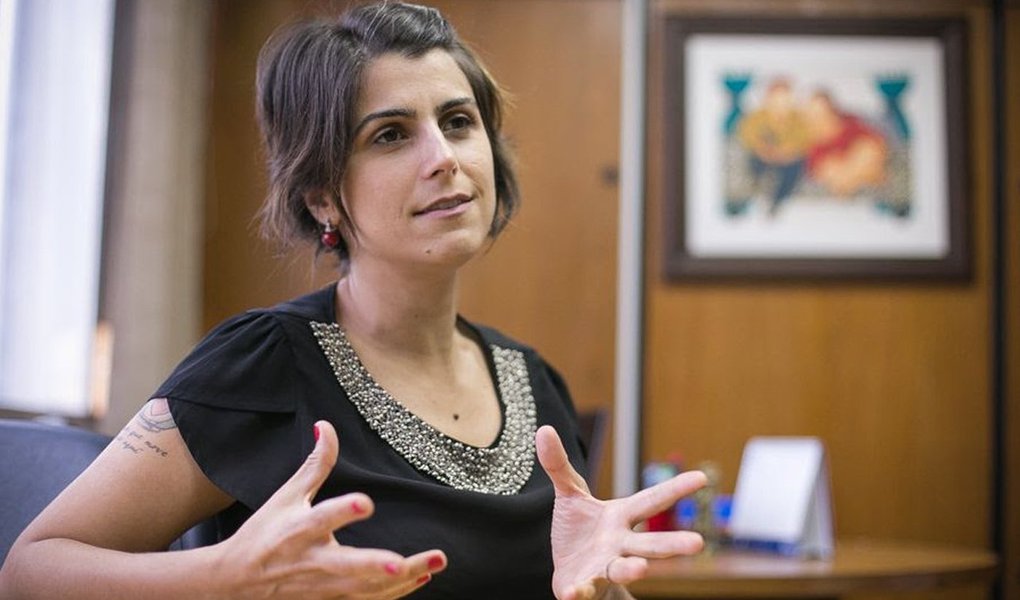 Em entrevista ao Sul21, a deputada estadual Manuela D'Ávila, apontada pelo PCdoB gaúcho como um nome para disputar o Palácio Piratini, critica a administração de José Ivo Sartori (PMDB); para ela, o centro de um programa para o Rio Grande do Sul passa por um projeto de desenvolvimento para o Estado, o que implica debater para quê serve o Estado e a quem ele deve servir; "Sartori só tem um projeto de cortes, totalmente desvinculado de qualquer projeto de desenvolvimento. O plano de recuperação fiscal prevê 20 anos sem contratação de servidores. Como assim, ficar 20 anos sem contratar professores e brigadianos, só para citar essas duas áreas?", questiona (Foto: Aquiles Lins) Em entrevista ao Sul21, a deputada estadual Manuela D'Ávila, apontada pelo PCdoB gaúcho como um nome para disputar o Palácio Piratini, critica a administração de José Ivo Sartori (PMDB); para ela, o centro de um programa para o Rio Grande do Sul passa por um projeto de desenvolvimento para o Estado, o que implica debater para quê serve o Estado e a quem ele deve servir; "Sartori só tem um projeto de cortes, totalmente desvinculado de qualquer projeto de desenvolvimento. O plano de recuperação fiscal prevê 20 anos sem contratação de servidores. Como assim, ficar 20 anos sem contratar professores e brigadianos, só para citar essas duas áreas?", questiona