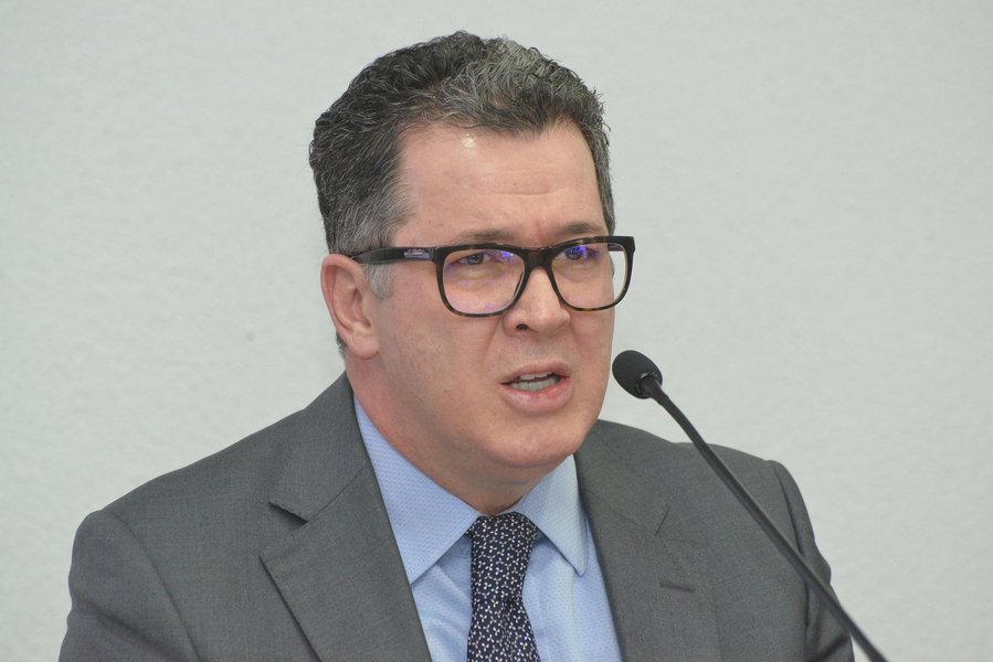 O secretário estadual da Fazenda, João Furtado, afirmou que a força da economia do Estado e do planejamento do governo estadual mantém é o que mantém Goiás entre os líderes na geração de empregos, garante investimentos públicos e privados em todas as áreas e a administração estadual mantém a folha do funcionalismo e os serviços públicos rigorosamente em dia; o titular da pasta definiu a situação econômica e fiscal como favorável, marcada pelo empreendedorismo, pelos investimentos do Goiás na Frente e pelas medidas de austeridade fiscal; Furtado disse que o Estado “vai bem e a situação econômica é positiva” (Foto: Leonardo Lucena) O secretário estadual da Fazenda, João Furtado, afirmou que a força da economia do Estado e do planejamento do governo estadual mantém é o que mantém Goiás entre os líderes na geração de empregos, garante investimentos públicos e privados em todas as áreas e a administração estadual mantém a folha do funcionalismo e os serviços públicos rigorosamente em dia; o titular da pasta definiu a situação econômica e fiscal como favorável, marcada pelo empreendedorismo, pelos investimentos do Goiás na Frente e pelas medidas de austeridade fiscal; Furtado disse que o Estado “vai bem e a situação econômica é positiva”