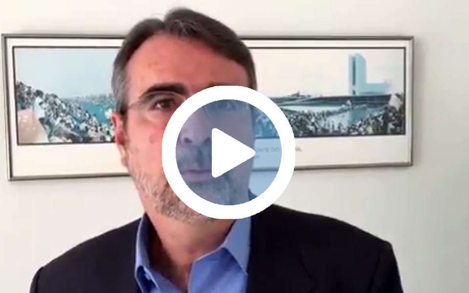 Em vídeo, o deputado Henrique Fontana (PT-RS) afirma que só se encontram "pioras" um ano depois do impeachment fraudulento que tirou Dilma Rousseff da presidência; "A corrupção aparece com cada vez mais força, a economia brasileira desce, desce e desce. O país não encontra caminhos, tem um governo ilegítimo que além de tudo propõe reformas que eu prefiro chamar de anti-reformas"; assista (Foto: Gisele Federicce) Em vídeo, o deputado Henrique Fontana (PT-RS) afirma que só se encontram "pioras" um ano depois do impeachment fraudulento que tirou Dilma Rousseff da presidência; "A corrupção aparece com cada vez mais força, a economia brasileira desce, desce e desce. O país não encontra caminhos, tem um governo ilegítimo que além de tudo propõe reformas que eu prefiro chamar de anti-reformas"; assista