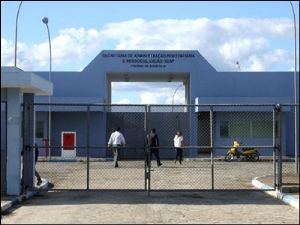 O coordenador de Segurança do Conjunto Penal de Eunápolis (CPE), Sydiney de Aguiar Almeida, foi preso em flagrante nesta terça-feira enquanto recebia R$ 5 mil que ele cobrou para transferir um detento de uma ala para outra, dentro do CPE; segundo o Ministério Público, a prisão foi fruto de uma operação do órgão, em conjunto com a Secretaria de Administração Penitenciária e de Ressocialização e as polícias Militar e Civil; além da prisão, foi cumprido um mandado de busca e apreensão na residência do coordenador de Segurança do conjunto penal (Foto: Romulo Faro) O coordenador de Segurança do Conjunto Penal de Eunápolis (CPE), Sydiney de Aguiar Almeida, foi preso em flagrante nesta terça-feira enquanto recebia R$ 5 mil que ele cobrou para transferir um detento de uma ala para outra, dentro do CPE; segundo o Ministério Público, a prisão foi fruto de uma operação do órgão, em conjunto com a Secretaria de Administração Penitenciária e de Ressocialização e as polícias Militar e Civil; além da prisão, foi cumprido um mandado de busca e apreensão na residência do coordenador de Segurança do conjunto penal