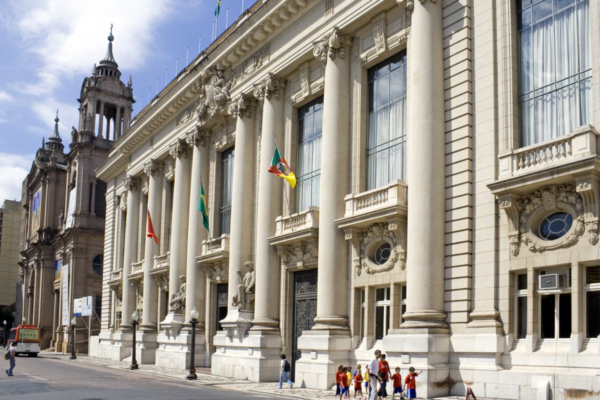 O governador José Ivo Sartori assina, nesta quinta-feira (6), o decreto que institui o Sistema de Segurança Integrada com Municípios do Rio Grande do Sul (SIM/RS); de acordo com o governo, o objetivo do decreto é capitanear a criação e execução de políticas de gestão integrada e complementar para o setor (Foto: Leonardo Lucena) O governador José Ivo Sartori assina, nesta quinta-feira (6), o decreto que institui o Sistema de Segurança Integrada com Municípios do Rio Grande do Sul (SIM/RS); de acordo com o governo, o objetivo do decreto é capitanear a criação e execução de políticas de gestão integrada e complementar para o setor