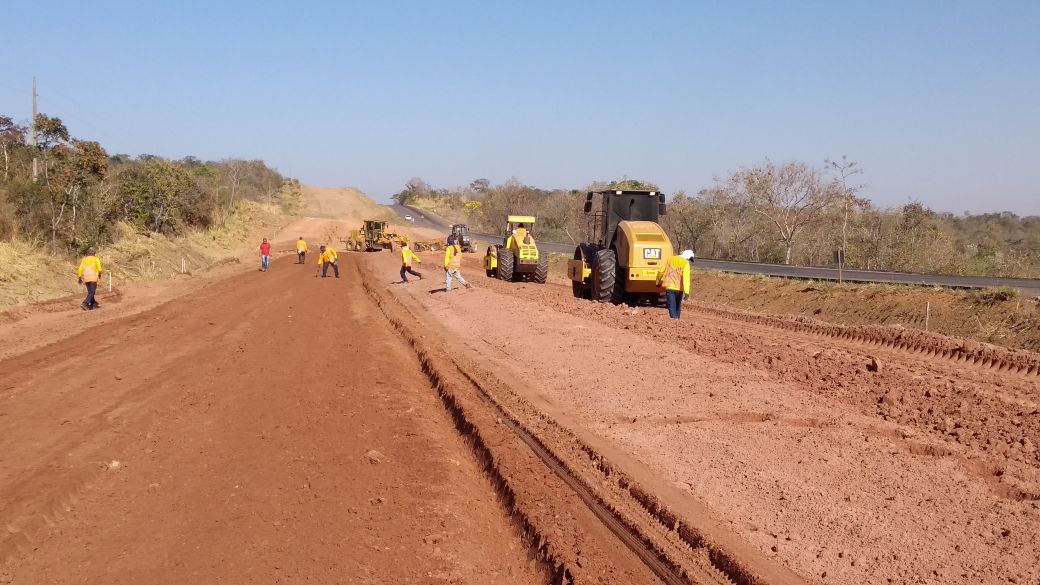 Por determinação do governador Marconi Perillo, a Agência Goiana de Transportes e Obras (Agetop) retomou a duplicação dos 48 quilômetros da rodovia estadual GO-213, que liga Morrinhos a Caldas Novas; recursos são do orçamento do Programa Goiás na Frente e o investimento total é de R$ 152 milhões; no momento, homens e máquinas executam serviço de terraplanagem e preparam o terreno para receber pavimentação; rodovia estadual GO-213 é estratégica para o desenvolvimento econômico da região e do Estado, com destaque para o turismo (Foto: José Barbacena) Por determinação do governador Marconi Perillo, a Agência Goiana de Transportes e Obras (Agetop) retomou a duplicação dos 48 quilômetros da rodovia estadual GO-213, que liga Morrinhos a Caldas Novas; recursos são do orçamento do Programa Goiás na Frente e o investimento total é de R$ 152 milhões; no momento, homens e máquinas executam serviço de terraplanagem e preparam o terreno para receber pavimentação; rodovia estadual GO-213 é estratégica para o desenvolvimento econômico da região e do Estado, com destaque para o turismo