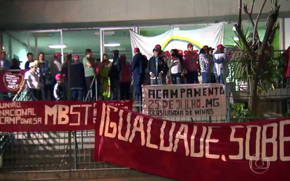 Os participantes da mobilização pedem uma alternativa para a invasão das fazendas Brejão e Tapera, na cidade de Brasilândia de Minas (Foto: Leonardo Lucena) Os participantes da mobilização pedem uma alternativa para a invasão das fazendas Brejão e Tapera, na cidade de Brasilândia de Minas