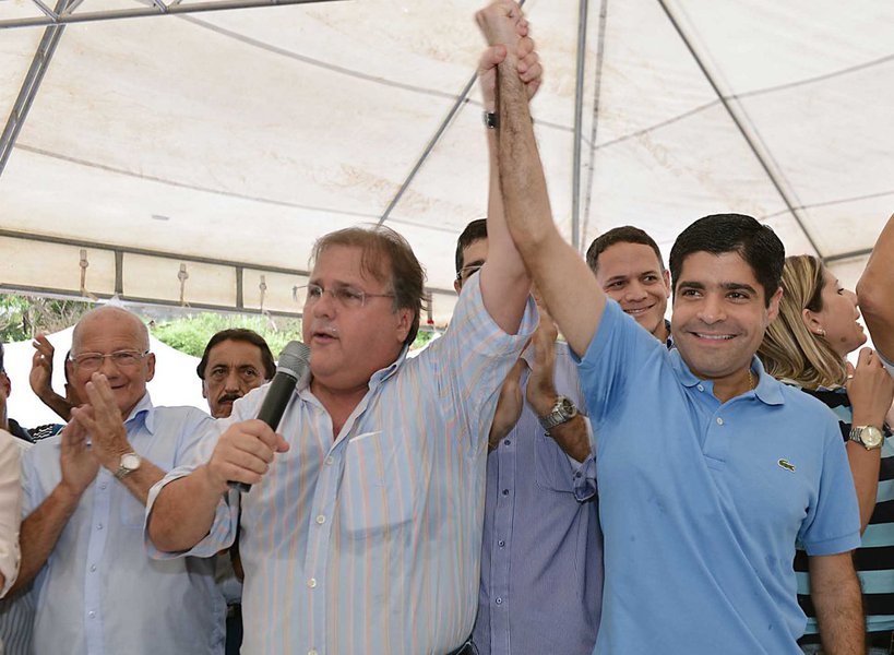 É generalizada na política baiana a sensação de que a segunda prisão de Geddel Vieira Lima tem forte impacto negativo na pré-candidatura de ACM Neto (DEM) ao governo da Bahia em 2018; além do ex-ministro, a Polícia Federal prendeu também nesta manhã um dos principais homens de Geddel na gestão democrata: Gustavo Ferraz, exonerado por ACM da diretoria-geral da Defesa Civil duas horas depois da detenção; afilhado político de Geddel, o vice-prefeito, Bruno Reis, também é do PMDB, e automaticamente herdará a prefeitura da capital baiana por dois anos se ACM se candidatar de fato; o PMDB é ainda um dos mais forte partidos na base do prefeito na Câmara Municipal (Foto: Romulo Faro) É generalizada na política baiana a sensação de que a segunda prisão de Geddel Vieira Lima tem forte impacto negativo na pré-candidatura de ACM Neto (DEM) ao governo da Bahia em 2018; além do ex-ministro, a Polícia Federal prendeu também nesta manhã um dos principais homens de Geddel na gestão democrata: Gustavo Ferraz, exonerado por ACM da diretoria-geral da Defesa Civil duas horas depois da detenção; afilhado político de Geddel, o vice-prefeito, Bruno Reis, também é do PMDB, e automaticamente herdará a prefeitura da capital baiana por dois anos se ACM se candidatar de fato; o PMDB é ainda um dos mais forte partidos na base do prefeito na Câmara Municipal
