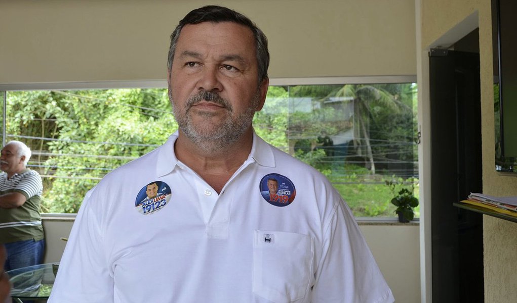 O ex-prefeito do município baiano de Nazaré, Milton Rabelo de Almeida Júnior (PTN), foi multado pelo Tribunal de Contas dos Municípios (TCM) duas vezes na mesma semana; no julgamento ocorrido no dia 19 ele foi condenado a ressarcir aos cofres municipais o equivalente ao montante de diárias concedidas indevidamente, R$ 148.860,00, além de multa de R$ 3 mil; no dia seguinte o ex-prefeito baiano também foi multado em R$ 10 mil por abertura de licitações sem respeitar as normas contidas na legislação (Foto: Voney Malta) O ex-prefeito do município baiano de Nazaré, Milton Rabelo de Almeida Júnior (PTN), foi multado pelo Tribunal de Contas dos Municípios (TCM) duas vezes na mesma semana; no julgamento ocorrido no dia 19 ele foi condenado a ressarcir aos cofres municipais o equivalente ao montante de diárias concedidas indevidamente, R$ 148.860,00, além de multa de R$ 3 mil; no dia seguinte o ex-prefeito baiano também foi multado em R$ 10 mil por abertura de licitações sem respeitar as normas contidas na legislação