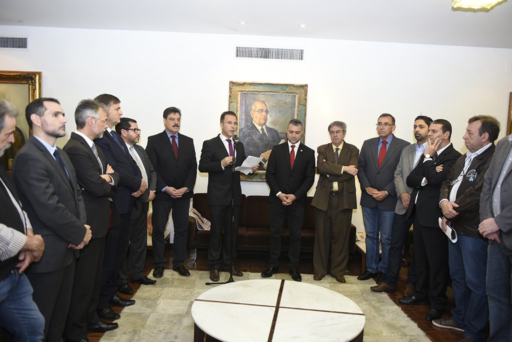 A Assembleia Legislativa instalou a Frente Parlamentar de Acompanhamento da Adesão do Rio Grande do Sul ao Regime de Recuperação Fiscal, que será presidida pelo deputado Luís Augusto Lara (PTB); de acordo com o parlamentar, o objetivo da Frente é analisar as condições em que se dará o acordo com a União para a renegociação da dívida do Rio Grande do Sul; “Precisamos nos apropriar coletivamente das exigências e dos termos em que a questão está sendo tratada para saber como ficará a conta e se é ou não um bom negócio para o Rio Grande. Temos também que fazer um trabalho técnico e contábil e, no final, decidir com a razão”, afirmou (Foto: Leonardo Lucena) A Assembleia Legislativa instalou a Frente Parlamentar de Acompanhamento da Adesão do Rio Grande do Sul ao Regime de Recuperação Fiscal, que será presidida pelo deputado Luís Augusto Lara (PTB); de acordo com o parlamentar, o objetivo da Frente é analisar as condições em que se dará o acordo com a União para a renegociação da dívida do Rio Grande do Sul; “Precisamos nos apropriar coletivamente das exigências e dos termos em que a questão está sendo tratada para saber como ficará a conta e se é ou não um bom negócio para o Rio Grande. Temos também que fazer um trabalho técnico e contábil e, no final, decidir com a razão”, afirmou