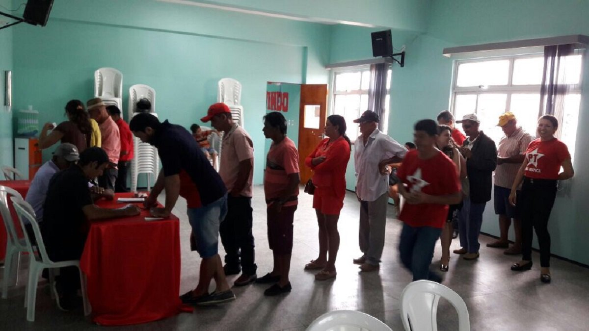 A Comissão Executiva Estadual do Partido dos Trabalhadores se reúne, na tarde de hoje, para analisar os recursos apresentados por diversos municípios sobre os resultados do Processo de Eleições Diretas (PED), que renovou as direções municiais do partido, realizado no último dia 9 de abril. A secretaria de Organização do PT recebeu onze recursos, dos quais seis, se referem à Fortaleza. Os outros recursos envolvem os municípios de Aracati, Limoeiro do Norte, Iguatu, Maracanaú e Monsenhor Tabosa (Foto: Fatima 247) A Comissão Executiva Estadual do Partido dos Trabalhadores se reúne, na tarde de hoje, para analisar os recursos apresentados por diversos municípios sobre os resultados do Processo de Eleições Diretas (PED), que renovou as direções municiais do partido, realizado no último dia 9 de abril. A secretaria de Organização do PT recebeu onze recursos, dos quais seis, se referem à Fortaleza. Os outros recursos envolvem os municípios de Aracati, Limoeiro do Norte, Iguatu, Maracanaú e Monsenhor Tabosa