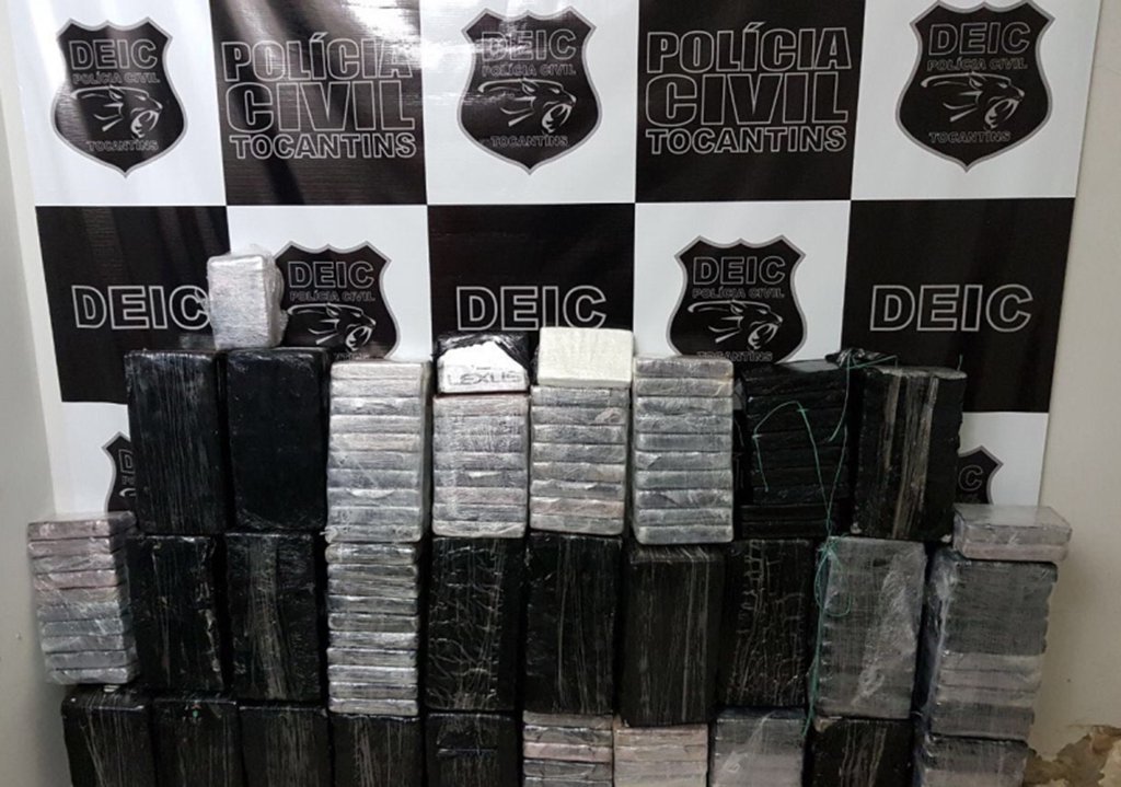 A Polícia Civil apreendeu 320 quilos de cocaína avaliados em mais R$ 15 milhões, em uma fazenda localizada em Formoso Araguaia, a 327 km de Palmas; foi o valor mais alto de drogas praticados nas ruas já apreendido, de acordo com o titular da Delegacia Especializada em Investigações Criminais de Gurupi (Deic Sul) Rafael Falcão; no monitoramento, a polícia confirmou que um avião transportando drogas havia sofrido um acidente (Foto: Leonardo Lucena) A Polícia Civil apreendeu 320 quilos de cocaína avaliados em mais R$ 15 milhões, em uma fazenda localizada em Formoso Araguaia, a 327 km de Palmas; foi o valor mais alto de drogas praticados nas ruas já apreendido, de acordo com o titular da Delegacia Especializada em Investigações Criminais de Gurupi (Deic Sul) Rafael Falcão; no monitoramento, a polícia confirmou que um avião transportando drogas havia sofrido um acidente