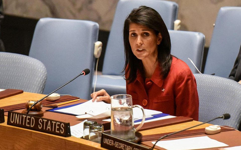 A embaixadora dos Estados Unidos na ONU, Nikki Haley, disse nesta segunda-feira que agora é o momento para o Conselho de Segurança impor "as medidas mais fortes possíveis" contra a Coreia do Norte, devido ao sexto e maior teste nuclear do regime norte-coreano, dizendo "basta"; Haley disse que a abordagem de sanções graduais do conselho de 15 membros contra a Coreia do Norte desde 2006 não funcionou, e disse que o líder norte-coreano, Kim Jong Un, está "pedindo por guerra" (Foto: Aquiles Lins) A embaixadora dos Estados Unidos na ONU, Nikki Haley, disse nesta segunda-feira que agora é o momento para o Conselho de Segurança impor "as medidas mais fortes possíveis" contra a Coreia do Norte, devido ao sexto e maior teste nuclear do regime norte-coreano, dizendo "basta"; Haley disse que a abordagem de sanções graduais do conselho de 15 membros contra a Coreia do Norte desde 2006 não funcionou, e disse que o líder norte-coreano, Kim Jong Un, está "pedindo por guerra"