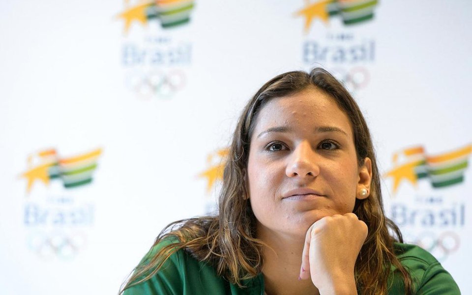 “Pedofilia é o cara meter a mão dentro do meu maiô quando eu tinha 9 anos e me mandar ficar rindo. É ele me levar pra casa dele quando esposa e filhos estavam fora, gozar em cima de mim e eu não entender o que era aquilo. Então calem a porra da boca, parem de ser falsos moralistas de internet e façam algo proveitoso pra combater isso”, escreveu a nadadora (Foto: Leonardo Attuch) “Pedofilia é o cara meter a mão dentro do meu maiô quando eu tinha 9 anos e me mandar ficar rindo. É ele me levar pra casa dele quando esposa e filhos estavam fora, gozar em cima de mim e eu não entender o que era aquilo. Então calem a porra da boca, parem de ser falsos moralistas de internet e façam algo proveitoso pra combater isso”, escreveu a nadadora