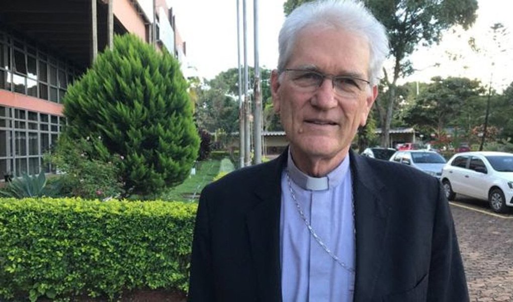 Em uma contundente manifestação, o secretário-geral da Conferência Nacional dos Bispos do Brasil (CNBB), dom Leonardo Ulrich Steiner diz que não há a mínima condição ética para que Michel Temer continue no cargo, após as revelações da JBS; "Nós pensávamos que o pior já tivesse passado. Claro que, de alguém que está há tanto tempo na política e num partido que também vinha sendo acusado na Lava Jato, se podia esperar alguma coisa, mas não nesse montante", diz o dom Leonardo; ele defende que a escolha do substituto de Temer deve passar pelo povo; "Penso que é sempre importante passar pelo voto, é sempre importante ouvir a sociedade", afirmou (Foto: Aquiles Lins) Em uma contundente manifestação, o secretário-geral da Conferência Nacional dos Bispos do Brasil (CNBB), dom Leonardo Ulrich Steiner diz que não há a mínima condição ética para que Michel Temer continue no cargo, após as revelações da JBS; "Nós pensávamos que o pior já tivesse passado. Claro que, de alguém que está há tanto tempo na política e num partido que também vinha sendo acusado na Lava Jato, se podia esperar alguma coisa, mas não nesse montante", diz o dom Leonardo; ele defende que a escolha do substituto de Temer deve passar pelo povo; "Penso que é sempre importante passar pelo voto, é sempre importante ouvir a sociedade", afirmou
