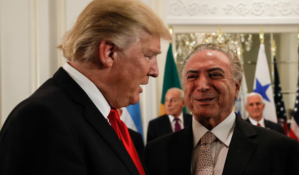 Michel Temer participou na noite desta segunda-feira (18) de um jantar com o presidente dos Estados Unidos, Donald Trump. Outros líderes latino-americanos, como os presidentes de Colômbia e Panamá, também foram convidados; Temer não falou à imprensa ao chegar ao hotel onde acontece o jantar (Foto: Romulo Faro) Michel Temer participou na noite desta segunda-feira (18) de um jantar com o presidente dos Estados Unidos, Donald Trump. Outros líderes latino-americanos, como os presidentes de Colômbia e Panamá, também foram convidados; Temer não falou à imprensa ao chegar ao hotel onde acontece o jantar