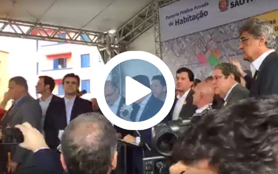 Anúncio de construção de novas moradias populares na região da cracolândia, em São paulo, por parte do governador Geraldo Alckmin (PSDB) e do prefeito João Doria (PSDB), nesta quarta-feira (24), foi cancelado após os gestores serem chamados de "fascistas" e higienistas" por manifestantes; protesto aconteceu menos de 24 horas após uma ação de demolição realizada na área da cracolândia pela prefeitura resultar em um desabamento que deixou três pessoas feridas (Foto: Paulo Emílio) Anúncio de construção de novas moradias populares na região da cracolândia, em São paulo, por parte do governador Geraldo Alckmin (PSDB) e do prefeito João Doria (PSDB), nesta quarta-feira (24), foi cancelado após os gestores serem chamados de "fascistas" e higienistas" por manifestantes; protesto aconteceu menos de 24 horas após uma ação de demolição realizada na área da cracolândia pela prefeitura resultar em um desabamento que deixou três pessoas feridas