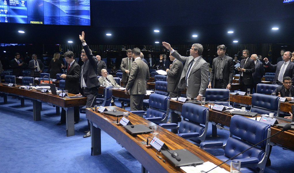 Plenário aprovou nesta terça-feira (5) a medida provisória que eleva a taxa de juros para novos empréstimos concedidos pelo Banco Nacional de Desenvolvimento Econômico e Social (BNDES); texto cria a Taxa de Longo Prazo (TLP), que substituirá a Taxa de Juros de Longo Prazo (TJLP) a partir de 1º de janeiro de 2018; nova taxa vai incorporar a média trimestral dos rendimentos das Notas do Tesouro Nacional (NTN-B), com prazo de cinco anos de resgate (Foto: Aquiles Lins) Plenário aprovou nesta terça-feira (5) a medida provisória que eleva a taxa de juros para novos empréstimos concedidos pelo Banco Nacional de Desenvolvimento Econômico e Social (BNDES); texto cria a Taxa de Longo Prazo (TLP), que substituirá a Taxa de Juros de Longo Prazo (TJLP) a partir de 1º de janeiro de 2018; nova taxa vai incorporar a média trimestral dos rendimentos das Notas do Tesouro Nacional (NTN-B), com prazo de cinco anos de resgate
