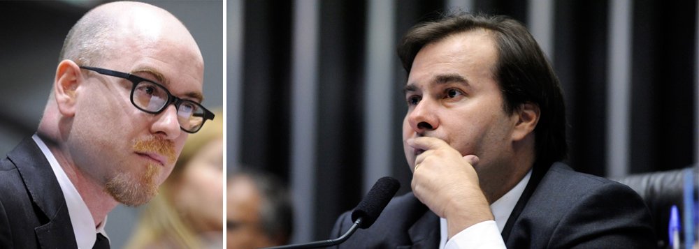 "Você deixaria o seu futuro e o futuro de seus filhos ser decidido por criminosos ou por pessoas com fortes suspeitas de crimes? Pois é isso que está acontecendo agora", diz o filósofo Vladimir Safatle, ao comentar a agenda de reformas conduzida por um governo recordista em corrupção e votada por um parlamento igualmente manchado; "O mesmo presidente da Câmara, sr. Rodrigo Maia foi acusado por um delator da Odebrecht de receber R$ 350 mil diretamente em casa. Como alguém com tais acusações nas costas, em qualquer reles democracia liberal no mundo, poderia continuar presidindo a Câmara e decidindo modificações constitucionais?", questiona (Foto: Leonardo Attuch) www.brasil247.com - "Você deixaria o seu futuro e o futuro de seus filhos ser decidido por criminosos ou por pessoas com fortes suspeitas de crimes? Pois é isso que está acontecendo agora", diz o filósofo Vladimir Safatle, ao comentar a agenda de reformas conduzida por um governo recordista em corrupção e votada por um parlamento igualmente manchado; "O mesmo presidente da Câmara, sr. Rodrigo Maia foi acusado por um delator da Odebrecht de receber R$ 350 mil diretamente em casa. Como alguém com tais acusações nas costas, em qualquer reles democracia liberal no mundo, poderia continuar presidindo a Câmara e decidindo modificações constitucionais?", questiona