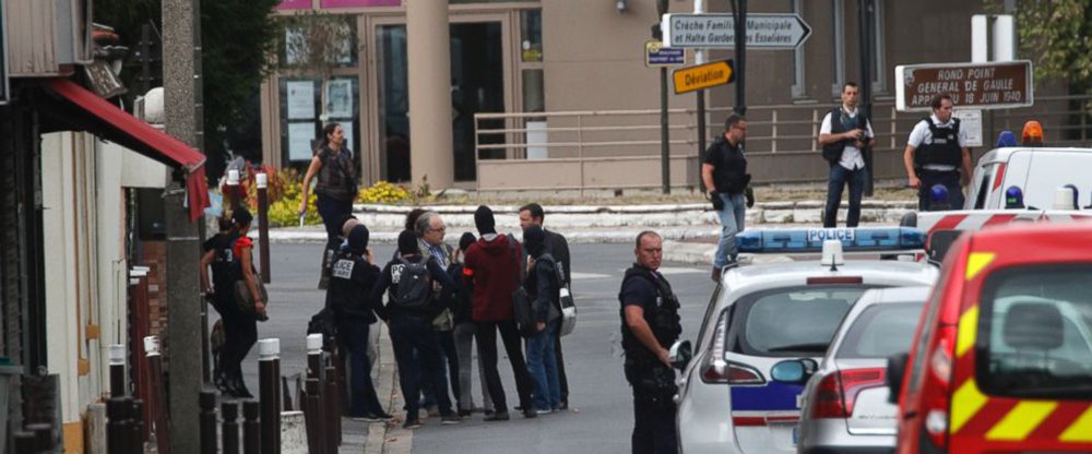 Polícia da França encontrou um segundo esconderijo de materiais explosivos perto de Paris, após uma descoberta semelhante em subúrbio nos arredores da capital na véspera, enquanto três suspeitos eram interrogados por investigadores antiterrorismo; materiais usados para fabricar TATP, um explosivo muito usado por homens-bomba, foram encontrados no apartamento depois que um encanador ligou para a polícia para relatar atividades suspeitas no local (Foto: Paulo Emílio) Polícia da França encontrou um segundo esconderijo de materiais explosivos perto de Paris, após uma descoberta semelhante em subúrbio nos arredores da capital na véspera, enquanto três suspeitos eram interrogados por investigadores antiterrorismo; materiais usados para fabricar TATP, um explosivo muito usado por homens-bomba, foram encontrados no apartamento depois que um encanador ligou para a polícia para relatar atividades suspeitas no local