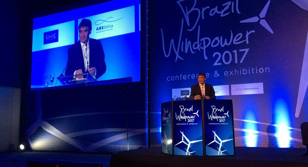 O governador Wellington Dias participou, no Rio de Janeiro, da abertura da oitava edição do Brazil WindPower - energia dos ventos, em inglês - maior evento de energia eólica da América Latina; o encontro, realizado entre os dias 29 e 31 de agosto, reúne empresários e investidores das mais diferentes áreas que envolvem o setor de energias renováveis e tem como intuito expor os principais avanços e novidades do mercado; Dias considera estratégica a posição que o Piauí tem ocupado no cenário nacional; “Vamos ter dois leilões agora no mês de dezembro e eu estou muito confiante que mais uma vez a grande surpresa, a grande revelação do Brasil, vai ser o Piauí: o melhor lugar para investir em energias e, neste caso, em energia eólica também” (Foto: Leonardo Lucena) O governador Wellington Dias participou, no Rio de Janeiro, da abertura da oitava edição do Brazil WindPower - energia dos ventos, em inglês - maior evento de energia eólica da América Latina; o encontro, realizado entre os dias 29 e 31 de agosto, reúne empresários e investidores das mais diferentes áreas que envolvem o setor de energias renováveis e tem como intuito expor os principais avanços e novidades do mercado; Dias considera estratégica a posição que o Piauí tem ocupado no cenário nacional; “Vamos ter dois leilões agora no mês de dezembro e eu estou muito confiante que mais uma vez a grande surpresa, a grande revelação do Brasil, vai ser o Piauí: o melhor lugar para investir em energias e, neste caso, em energia eólica também”