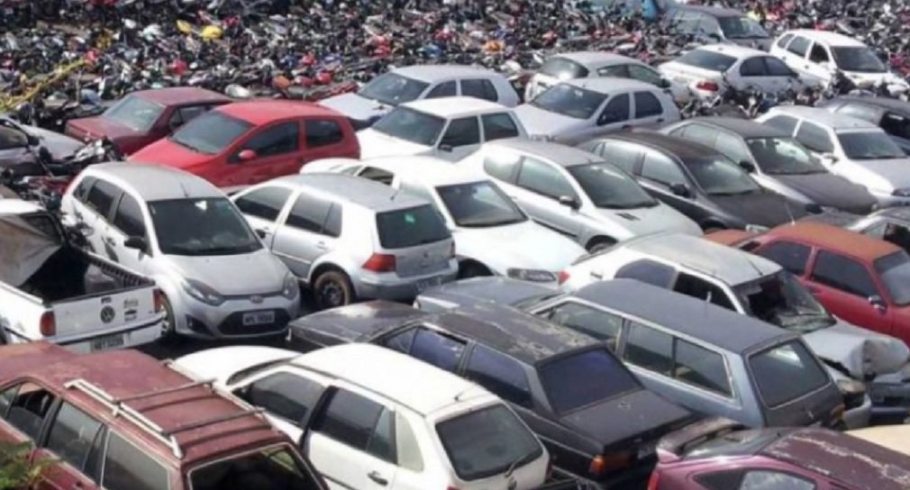 O Departamento Estadual de Trânsito de Goiás (Detran-GO) vai realizar o leilão de aproximadamente 2.300 sucatas de veículos apreendidos pelo órgão, na próxima sexta-feira (29) e no sábado (30); serão leiloados veículos que estão no pátio da autarquia há mais de 60 dias e não foram resgatados por seus proprietários (Foto: José Barbacena) O Departamento Estadual de Trânsito de Goiás (Detran-GO) vai realizar o leilão de aproximadamente 2.300 sucatas de veículos apreendidos pelo órgão, na próxima sexta-feira (29) e no sábado (30); serão leiloados veículos que estão no pátio da autarquia há mais de 60 dias e não foram resgatados por seus proprietários