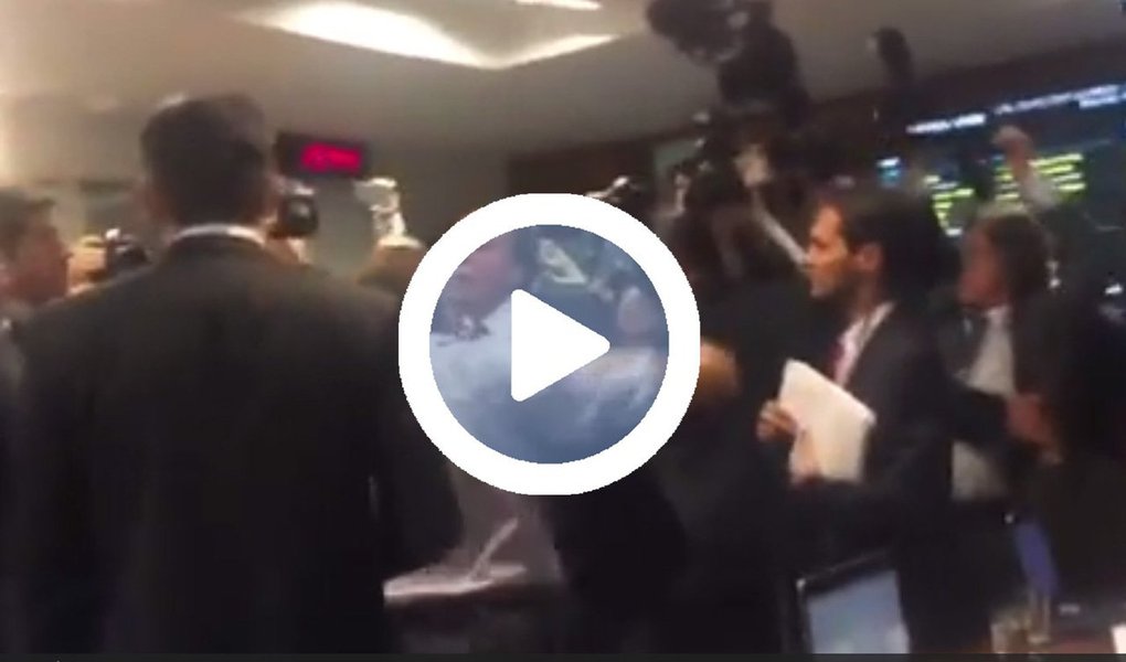 Reunião da Comissão de Assuntos Econômicos (CAE) do Senado foi suspensa após um tumulto iniciado por causa da leitura do relatório do senador Ricardo Ferraço (PMDB-ES) sobre o projeto de lei da reforma trabalhista; os senadores Ataídes Oliveira (PSDB-TO) e Randolfe Rodrigues (Rede-AP) quase se agrediram fisicamente; pouco antes, a comissão havia realizado audiência pública sobre a reforma; senadores de oposição apresentaram duas questões de ordem que foram rejeitadas; depois da confusão, o presi
(Foto: Leonardo Lucena) Reunião da Comissão de Assuntos Econômicos (CAE) do Senado foi suspensa após um tumulto iniciado por causa da leitura do relatório do senador Ricardo Ferraço (PMDB-ES) sobre o projeto de lei da reforma trabalhista; os senadores Ataídes Oliveira (PSDB-TO) e Randolfe Rodrigues (Rede-AP) quase se agrediram fisicamente; pouco antes, a comissão havia realizado audiência pública sobre a reforma; senadores de oposição apresentaram duas questões de ordem que foram rejeitadas; depois da confusão, o presi