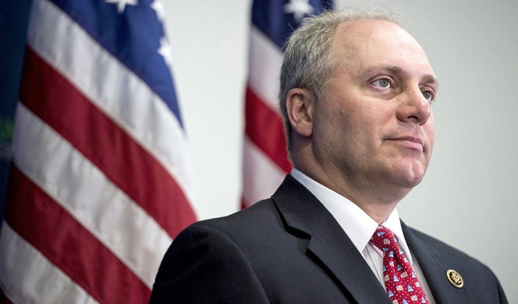O veterano líder republicano Steve Scalise, que foi ferido junto com várias outras pessoas por um homem armado durante o treino para um jogo de beisebol de caridade nesta quarta-feira perto de Washington, se encontra em estado crítico após uma cirurgia, segundo o Medstar Washington Hospital; Scalise, o número 3 da liderança republicana na Câmara dos Deputados dos EUA, foi baleado no quadril (Foto: Gisele Federicce) O veterano líder republicano Steve Scalise, que foi ferido junto com várias outras pessoas por um homem armado durante o treino para um jogo de beisebol de caridade nesta quarta-feira perto de Washington, se encontra em estado crítico após uma cirurgia, segundo o Medstar Washington Hospital; Scalise, o número 3 da liderança republicana na Câmara dos Deputados dos EUA, foi baleado no quadril
