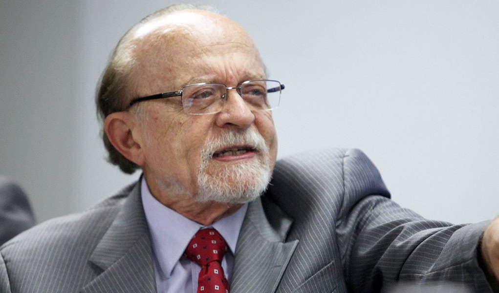 Para o vice-presidente nacional do PSDB, o ex-governador de São Paulo Alberto Goldman, o senador e presidente afastado da legenda, Aécio Neves (MG), é um "coronel" que se tornou em "uma figura extremamente danosa" para a imagem da sigla tucana; Goldman também ressaltou que o partido enfrenta um grande desgaste com muitas de suas lideranças envolvidas na Lava Jato e que o governador e pré-candidato do PSDB à Presidência da República, Geraldo Alckmin, "não é grande figura de expressão nem liderança nacional"; Goldman também descartou a possibilidade de apoiar um nome novo na política, como o apresentador Luciano Huck para as eleições de 2018 (Foto: Paulo Emílio) Para o vice-presidente nacional do PSDB, o ex-governador de São Paulo Alberto Goldman, o senador e presidente afastado da legenda, Aécio Neves (MG), é um "coronel" que se tornou em "uma figura extremamente danosa" para a imagem da sigla tucana; Goldman também ressaltou que o partido enfrenta um grande desgaste com muitas de suas lideranças envolvidas na Lava Jato e que o governador e pré-candidato do PSDB à Presidência da República, Geraldo Alckmin, "não é grande figura de expressão nem liderança nacional"; Goldman também descartou a possibilidade de apoiar um nome novo na política, como o apresentador Luciano Huck para as eleições de 2018