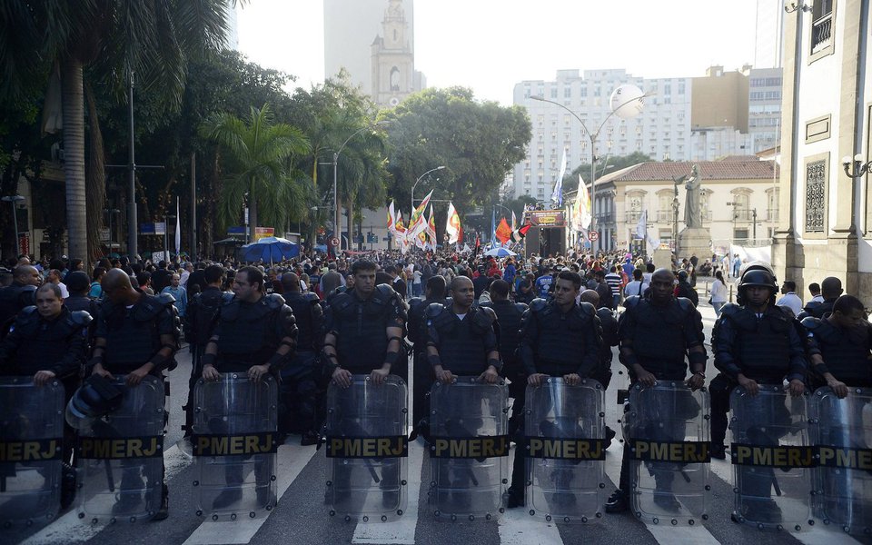 Os servidores estaduais do Rio de Janeiro de diversas categorias fazem um dia de luta e paralisações, contra medidas adotadas pelo governo federal e estadual; trabalhadores da educação vão paralisar as atividades, e os da saúde vão realizar mobilizações ao longo do dia; o governador Luiz Fernando Pezão sancionou a lei que autoriza o governo a aderir ao Plano de Recuperação Fiscal junto à União e assim receber ajuda financeira do governo federal (Foto: Leonardo Lucena) Os servidores estaduais do Rio de Janeiro de diversas categorias fazem um dia de luta e paralisações, contra medidas adotadas pelo governo federal e estadual; trabalhadores da educação vão paralisar as atividades, e os da saúde vão realizar mobilizações ao longo do dia; o governador Luiz Fernando Pezão sancionou a lei que autoriza o governo a aderir ao Plano de Recuperação Fiscal junto à União e assim receber ajuda financeira do governo federal
